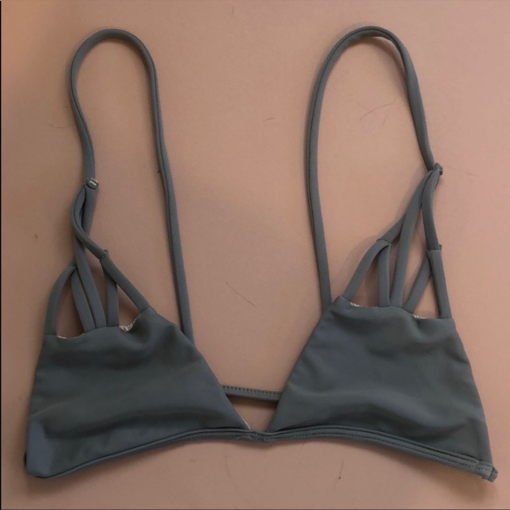 Acacia top in S. Worn only a couple times, great condition and no snags.